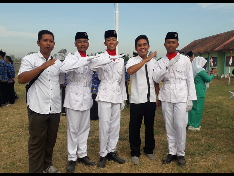 APRESIASI BAGI SISWA YANG MENJADI PERWAKILAN SEKOLAH SEBAGAI ANGGOTA PASKIBRAKA TINGKAT KECAMATAN JANGKAR